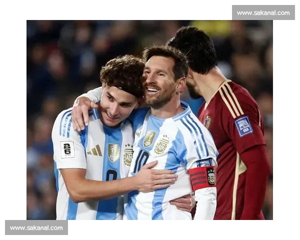 梅西告别战温情一瞬：德保罗塞糖纸逗帕雷德斯